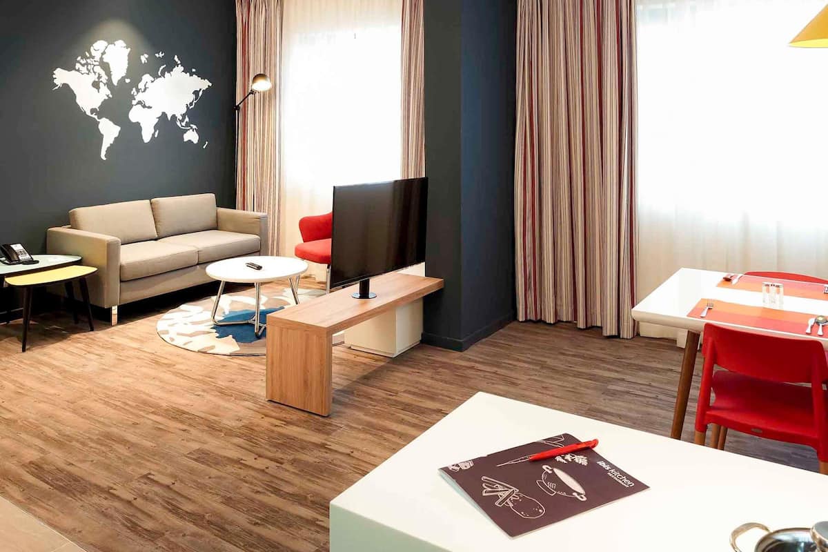 1 habitación, caja de seguridad en la habitación y escritorio