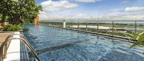 Piscina externa, funciona das 6h às 22h, guarda-sóis, espreguiçadeiras