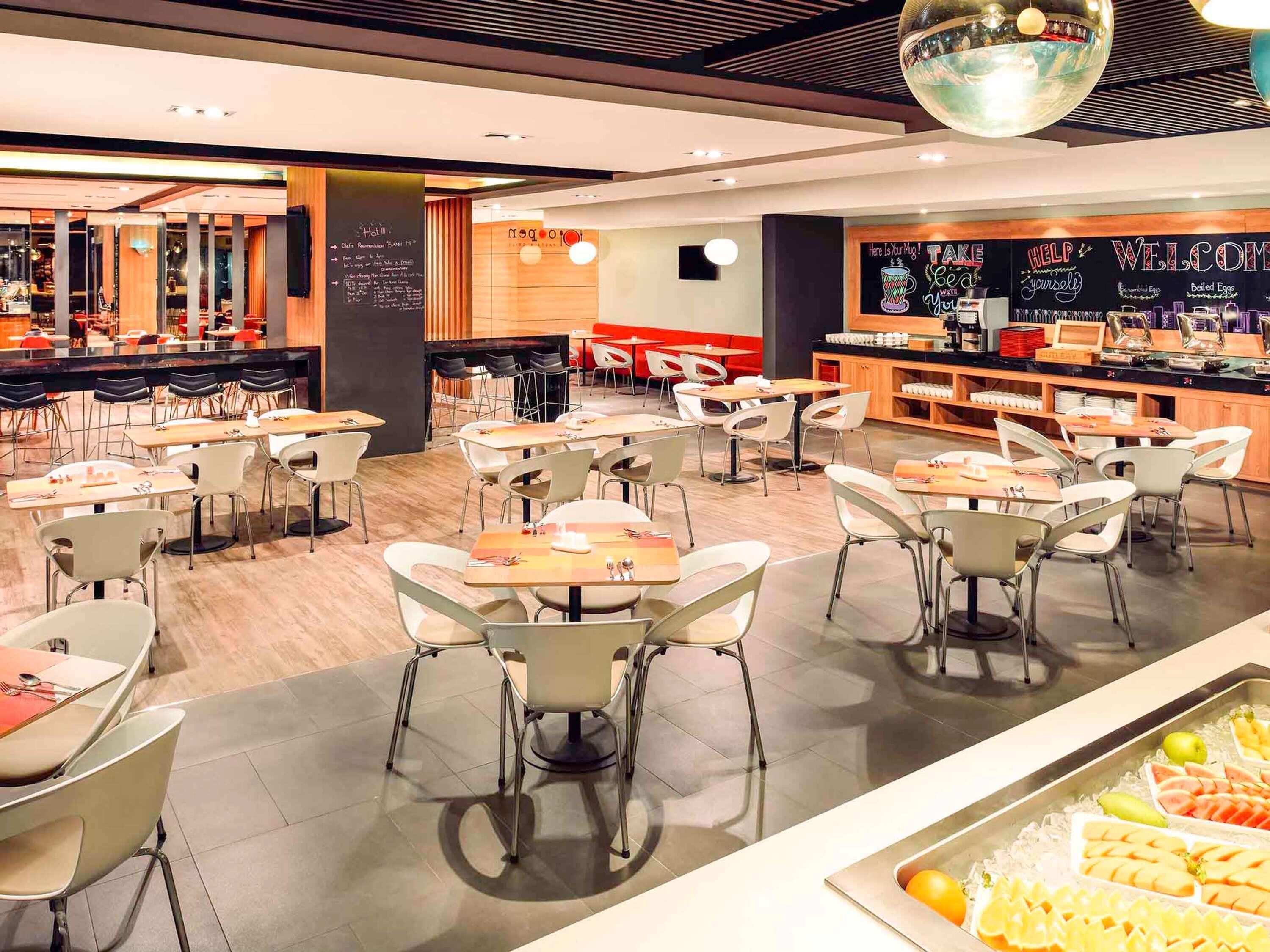 Daily buffet breakfast (VND 348000 per person)