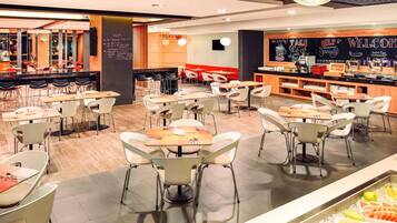 Daily buffet breakfast (VND 348000 per person)