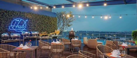 Bar en la azotea, con vista a la piscina, abre todos los días