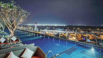 Bar sur le toit, vue sur la piscine, ouvert tous les jours