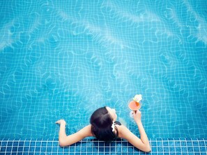 Bar sur le toit, vue sur la piscine, ouvert tous les jours