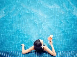 Bar atas bumbung, pemandangan kolam renang, dibuka setiap hari 
