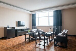 In-room safe, desk, blackout curtains, iron/ironing board - Wyndham Garden Changbaishan Hot Spring Resort (Baishan)