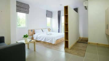 Comfort Room | Desk, blackout drapes, free WiFi