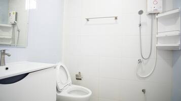 Shower, free toiletries, towels