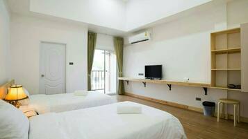 Basic Room | Desk, blackout drapes, free WiFi