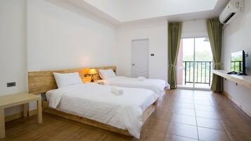 Basic Room | Desk, blackout drapes, free WiFi