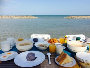 Outdoor dining - Chomtalay Resort at Had Chaosamran Beach (Ban Laem)