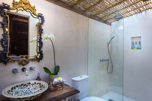 Shower, free toiletries, towels - Umakayu Bali (Canggu)