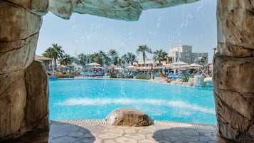 2 piscines extérieures, parasols de plage, chaises longues