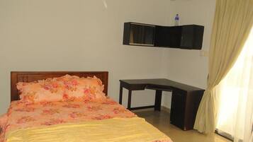 3 bedrooms, premium bedding, iron/ironing board, rollaway beds