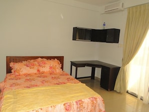 3 bedrooms, premium bedding, iron/ironing board, rollaway beds