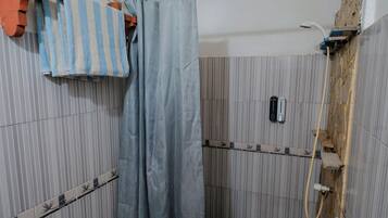 Standard Double Room | Bathroom | Shower, rainfall showerhead, free toiletries, towels