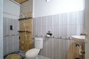 Standard Double Room | Bathroom | Shower, rainfall showerhead, free toiletries, towels