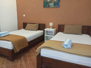 Habitación superior con 2 camas individuales | Escritorio, wifi gratis y ropa de cama 