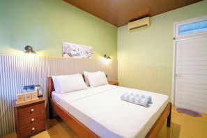 Quarto casal standard | Escrivaninha, Wi-Fi de cortesia, roupa de cama