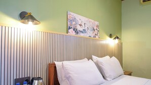 Escritorio, wifi gratis y ropa de cama 