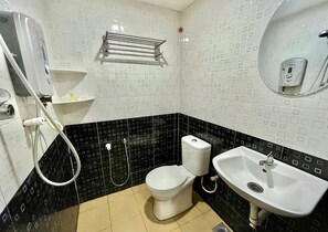 Chuveiro, produtos de toalete grátis, bidê, toalhas de banho