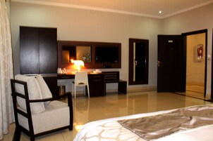 Quarto casal standard | Área de estar | TV LCD