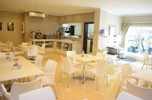 Café da manhã com buffet grátis todos os dias