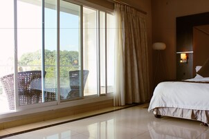 Cofres nos quartos, escrivaninha, cortinas blackout