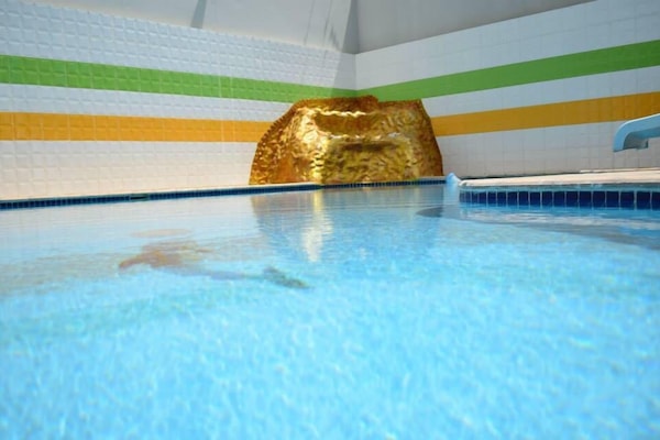 Kolam renang indoor