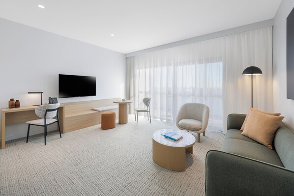 Appartement exécutif, 1 chambre, balcon | Aire de séjour | Téléviseur à écran plat, livres