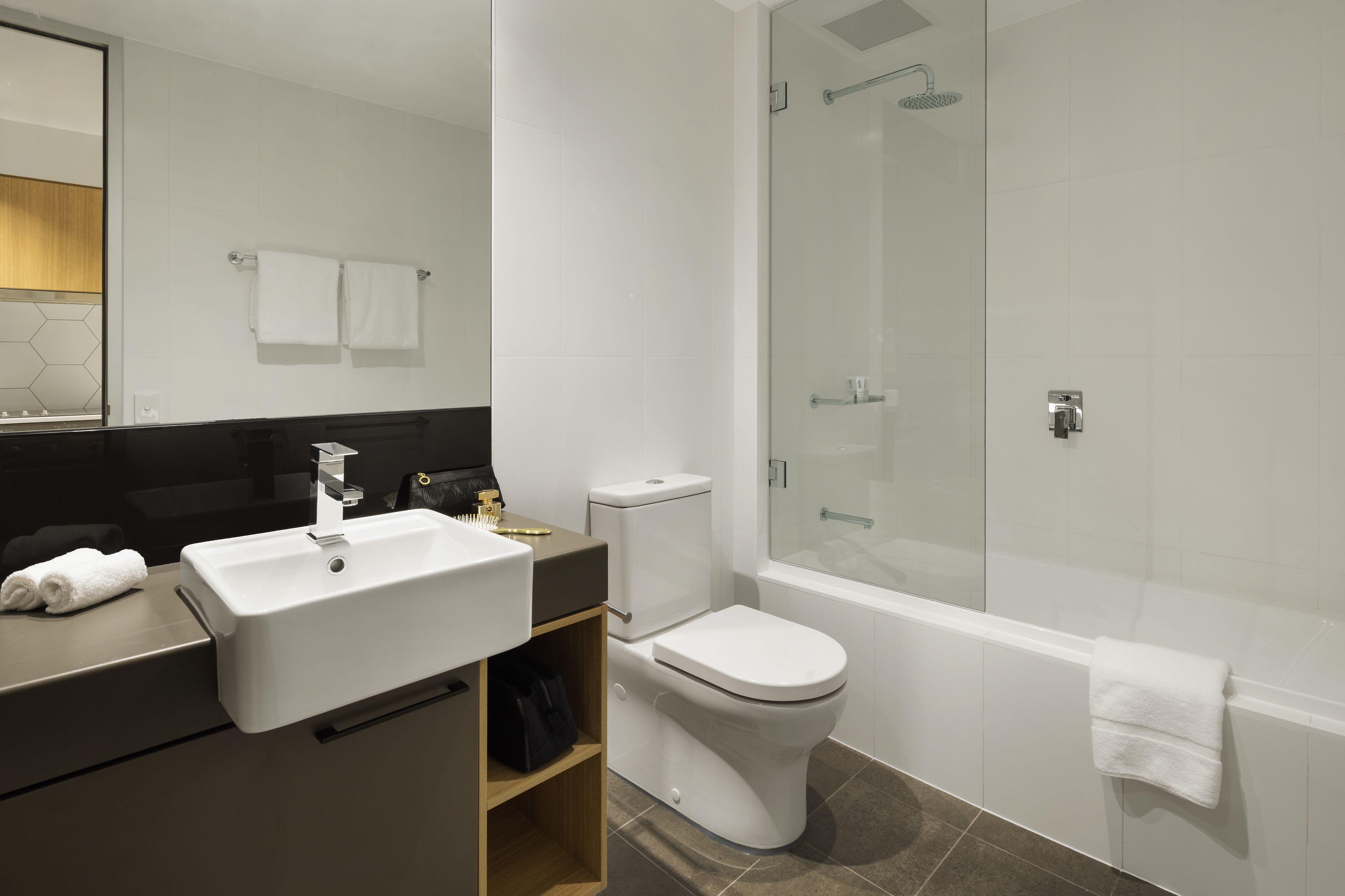 Ducha, artículos de higiene personal gratuitos y secador de pelo