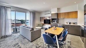 Un appartement moderne comprenant un espace de vie, un coin repas et une cuisine.