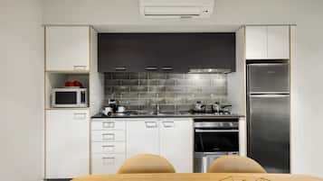 Refrigerador, microondas, placa de cocina, tostadora