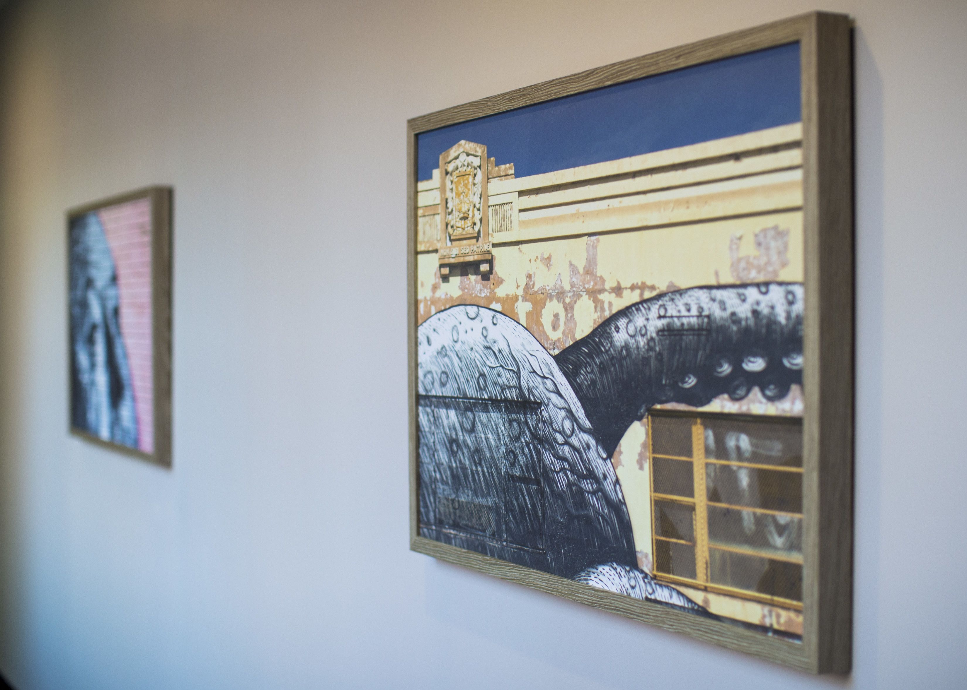 Deux œuvres d’art encadrées sont accrochées au mur.