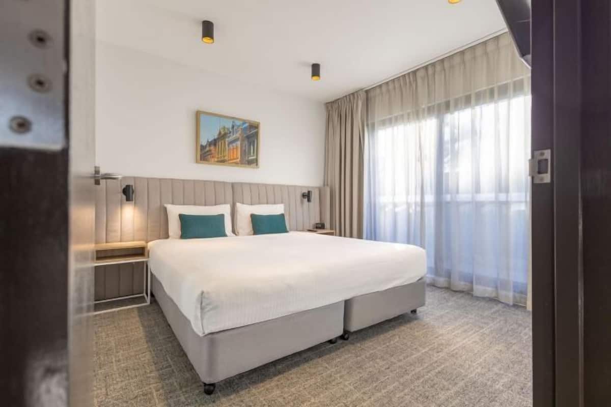 Sengetøy av topp kvalitet, senger med overmadrass og safe på rommet