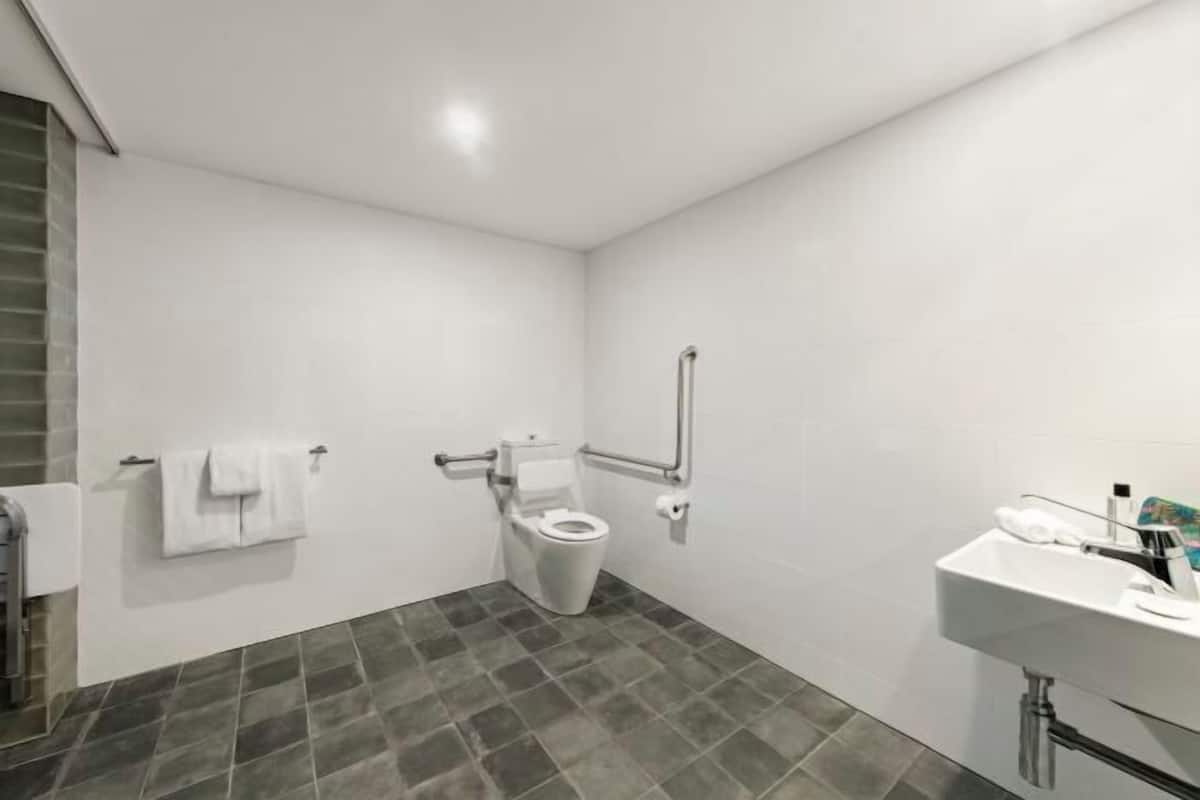 Shower, rainfall showerhead, free toiletries, hair dryer