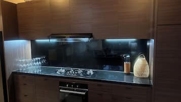 Vila executiva, vista para a piscina | Cozinha privada | Geladeira grande, micro-ondas, cafeteira/chaleira, chaleira elétrica