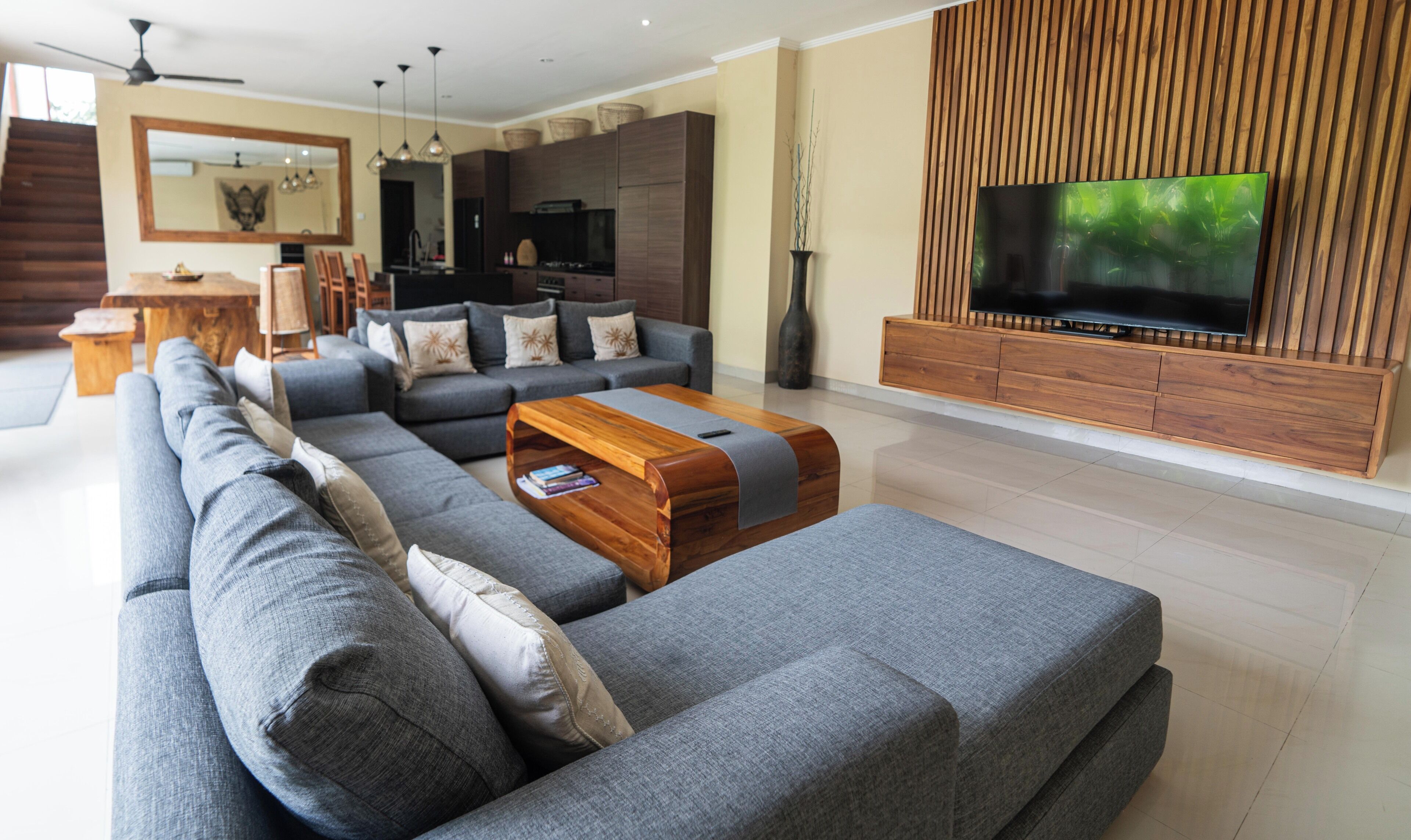 Executive-Villa, Poolblick | Wohnbereich | 65-Zoll-Flachbildfernseher mit Kabelempfang, Netflix, DVD-Player