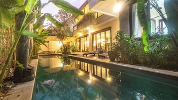 Villa Executive, vista piscina | Vista giardino