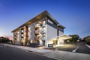 Fachada de la propiedad por la tarde o noche