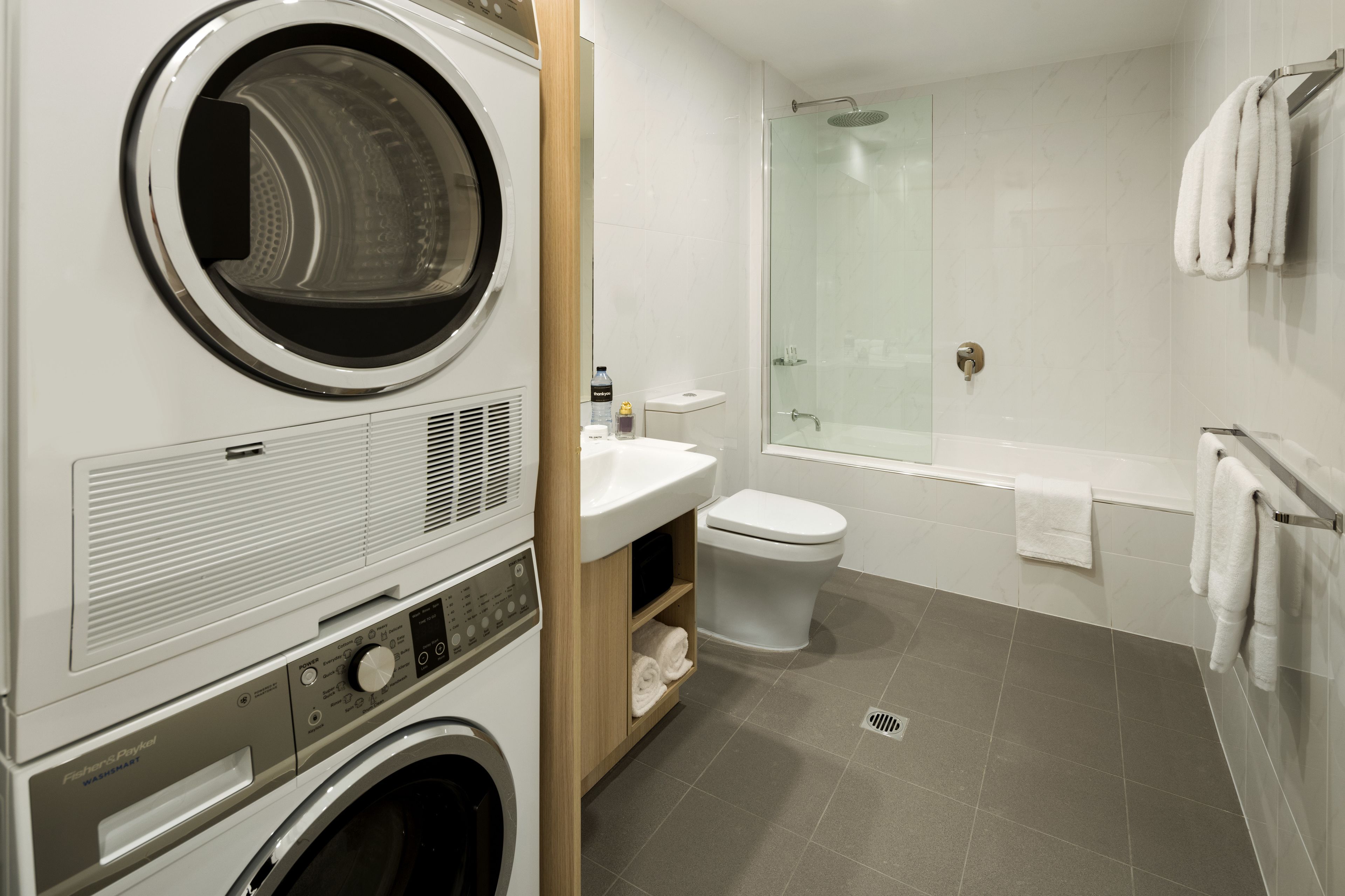 Regadera, amenidades de baño gratuitas, secadora de cabello, toallas 