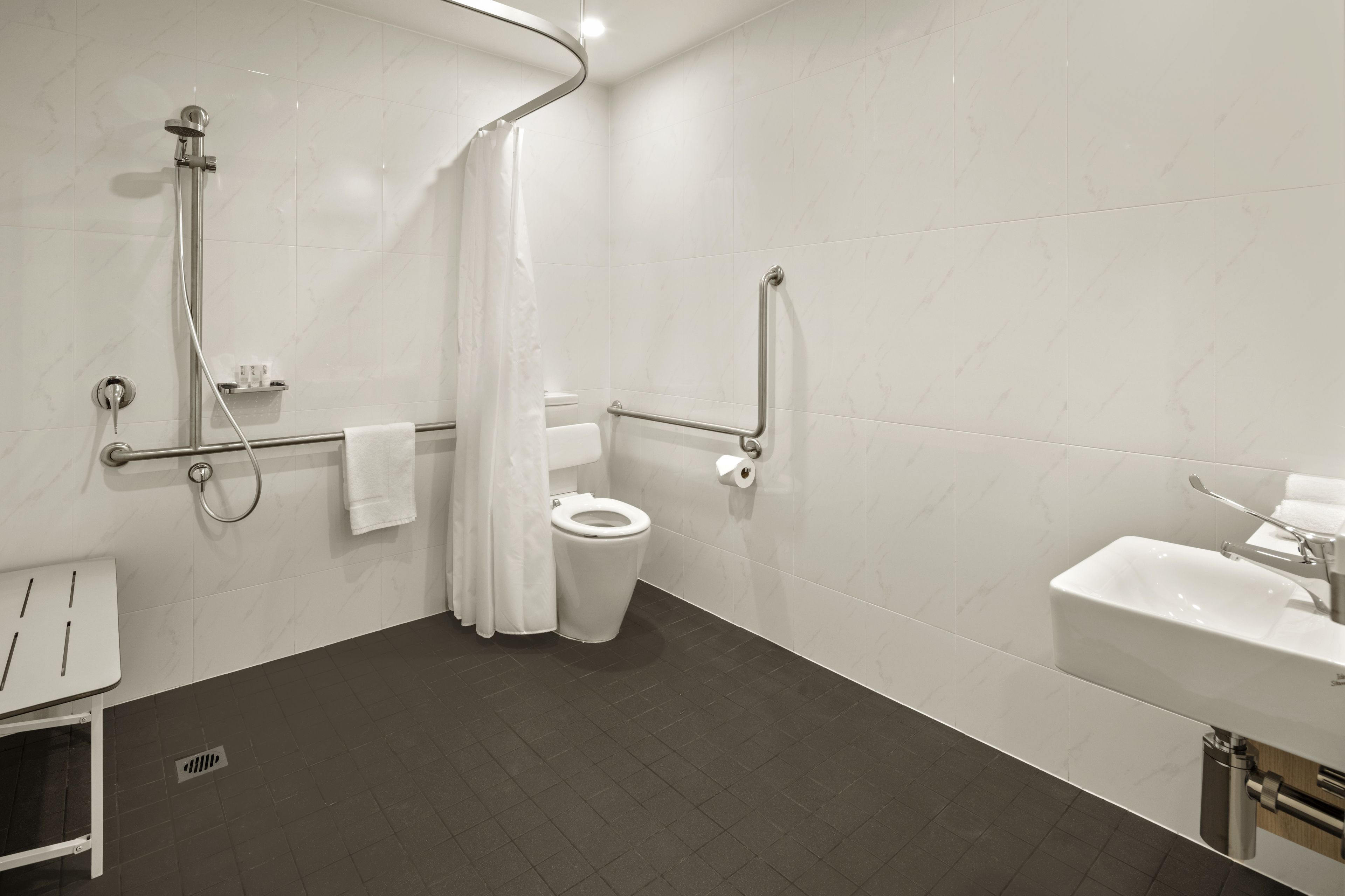 Ein modernes Badezimmer mit Toilette, Dusche und Waschbecken.