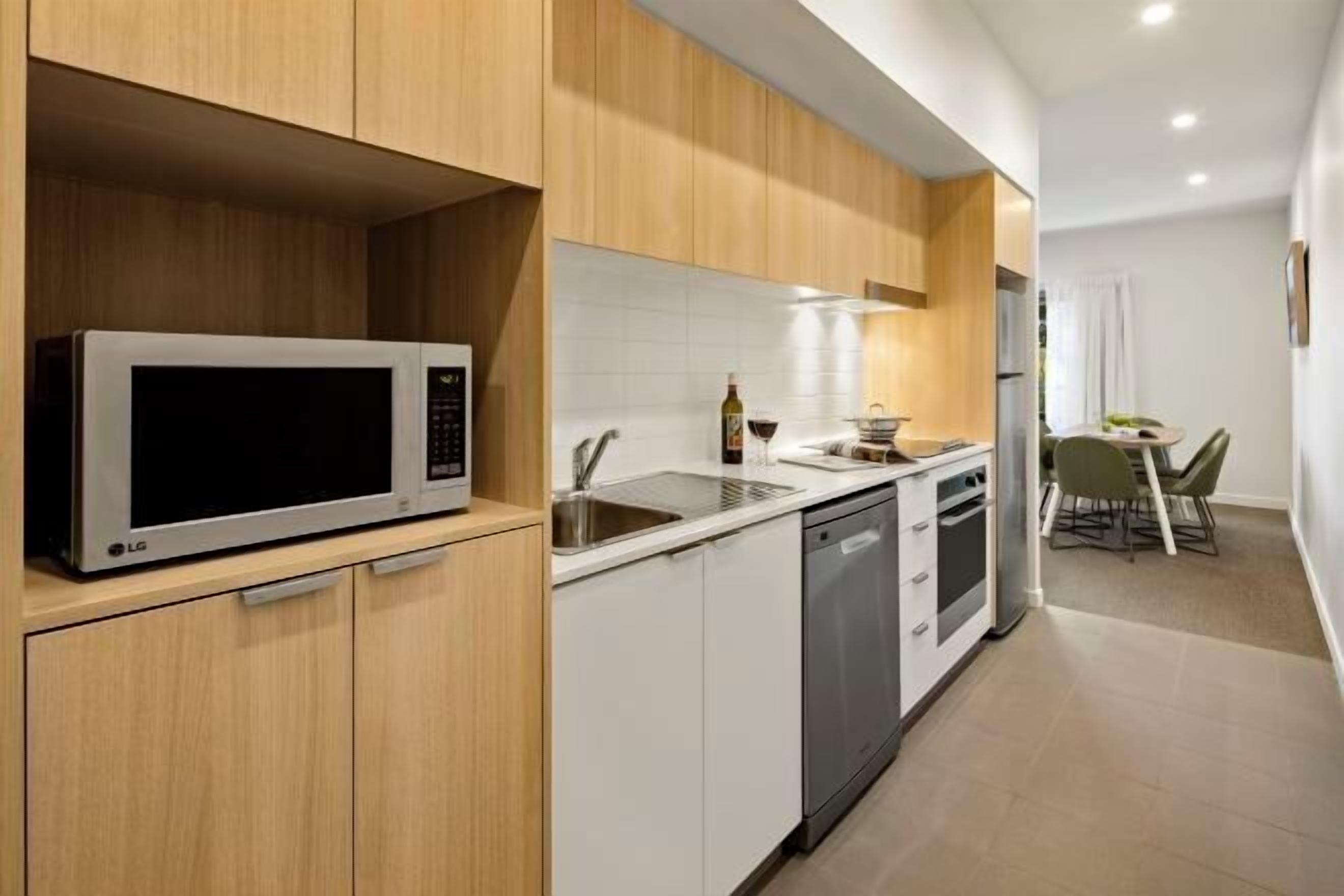 Private kitchen | Fridge, microwave, coffee/tea maker, electric kettle