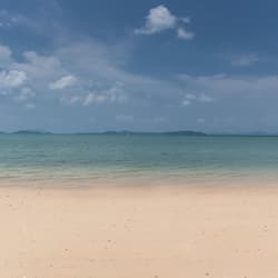 位於海灘上、海灘浴巾、海灘按摩、浮潛