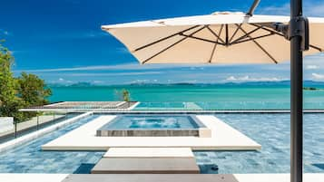 Piscine extérieure, parasols de plage, chaises longues