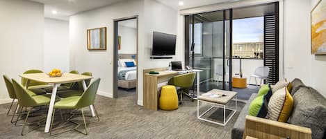 تلفزيون بشاشة مسطحة بحجم 42-بوصة يعرض قنوات تلفزيونية رقمية، تلفزيون