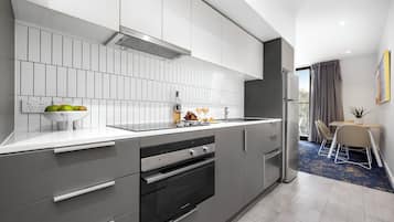 Apartamento Deluxe, 1 habitación | Cocina privada | Frigorífico, microondas, horno y placa de cocina