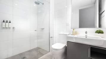 Studio Apartment | Bathroom | Shower, free toiletries, hair dryer, towels