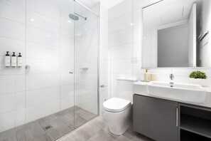 Studio Apartment | Bathroom | Shower, free toiletries, hair dryer, towels