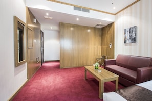 Premium bedding, minibar, in-room safe, iron/ironing board -  Royal Tulip Hotel, Dubai (Dubai)