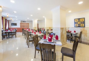 朝食 (ビュッフェ)、毎日提供 (1 名様 25 AED)